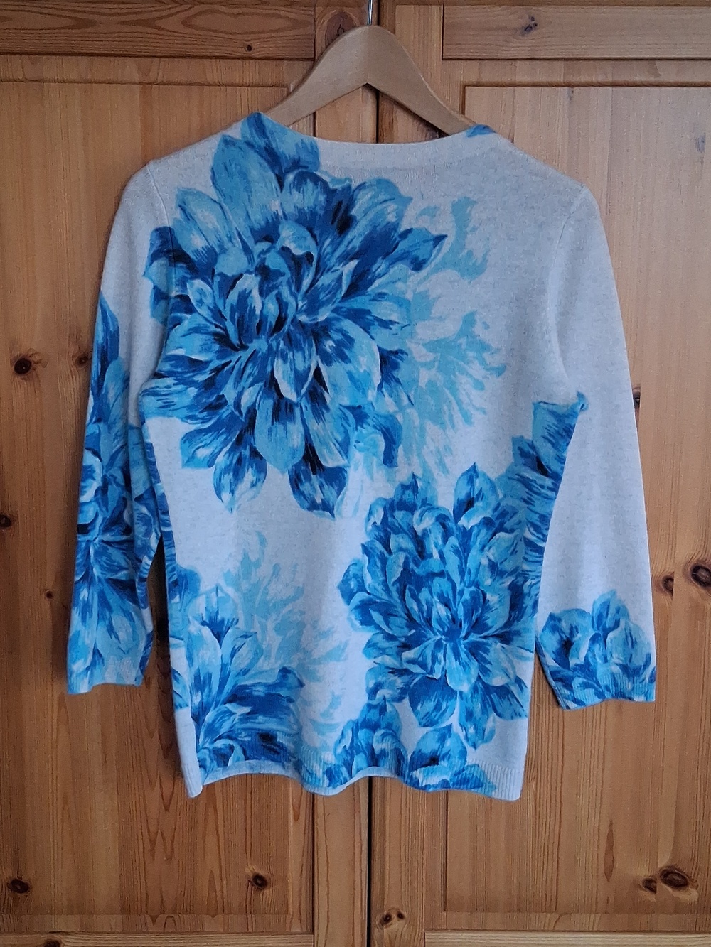 Talbots Audrey Gray Cashmere Floral Blue Peonies Preppy Sweater Size Small - Picture 5 of 7